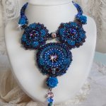 Royal Blue Roses halskæde med Swarovski krystaller og frøperler